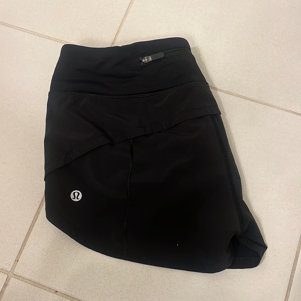 Lululemon hotty hot low-rise lined shorts 2.5” shorts